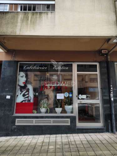 Loja com 150 m2 para arrendamento.