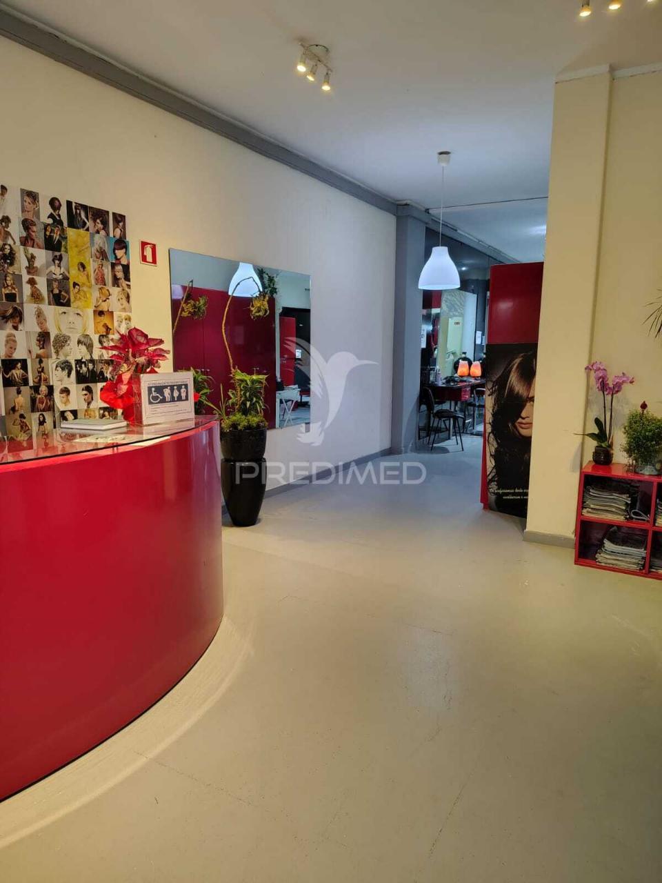 Loja com 150 m2 para arrendamento.