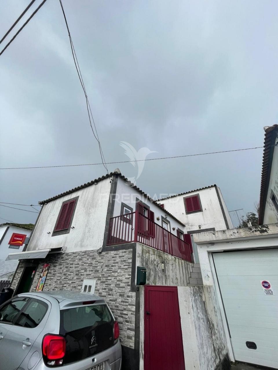 Moradia t4 ampla + loja no r/c — dupla oportunidade em são bartolomeu