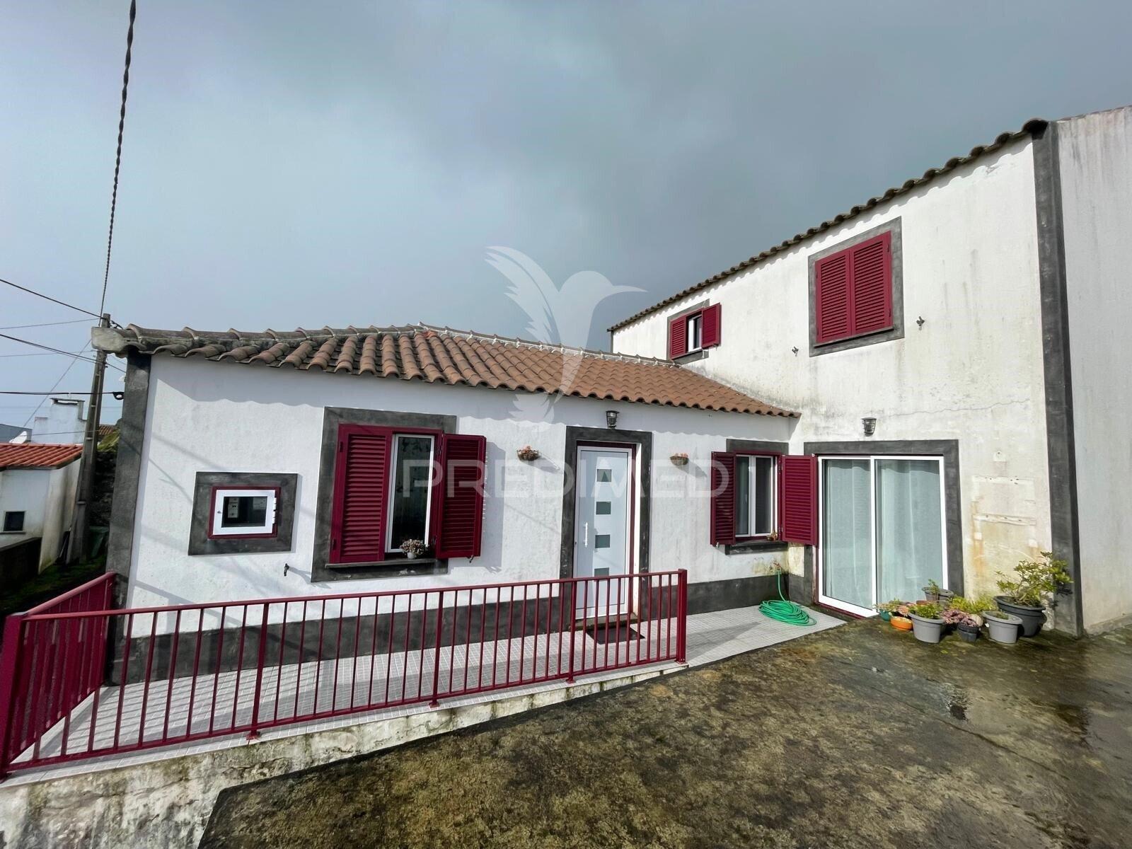 Moradia t4 ampla + loja no r/c — dupla oportunidade em são bartolomeu