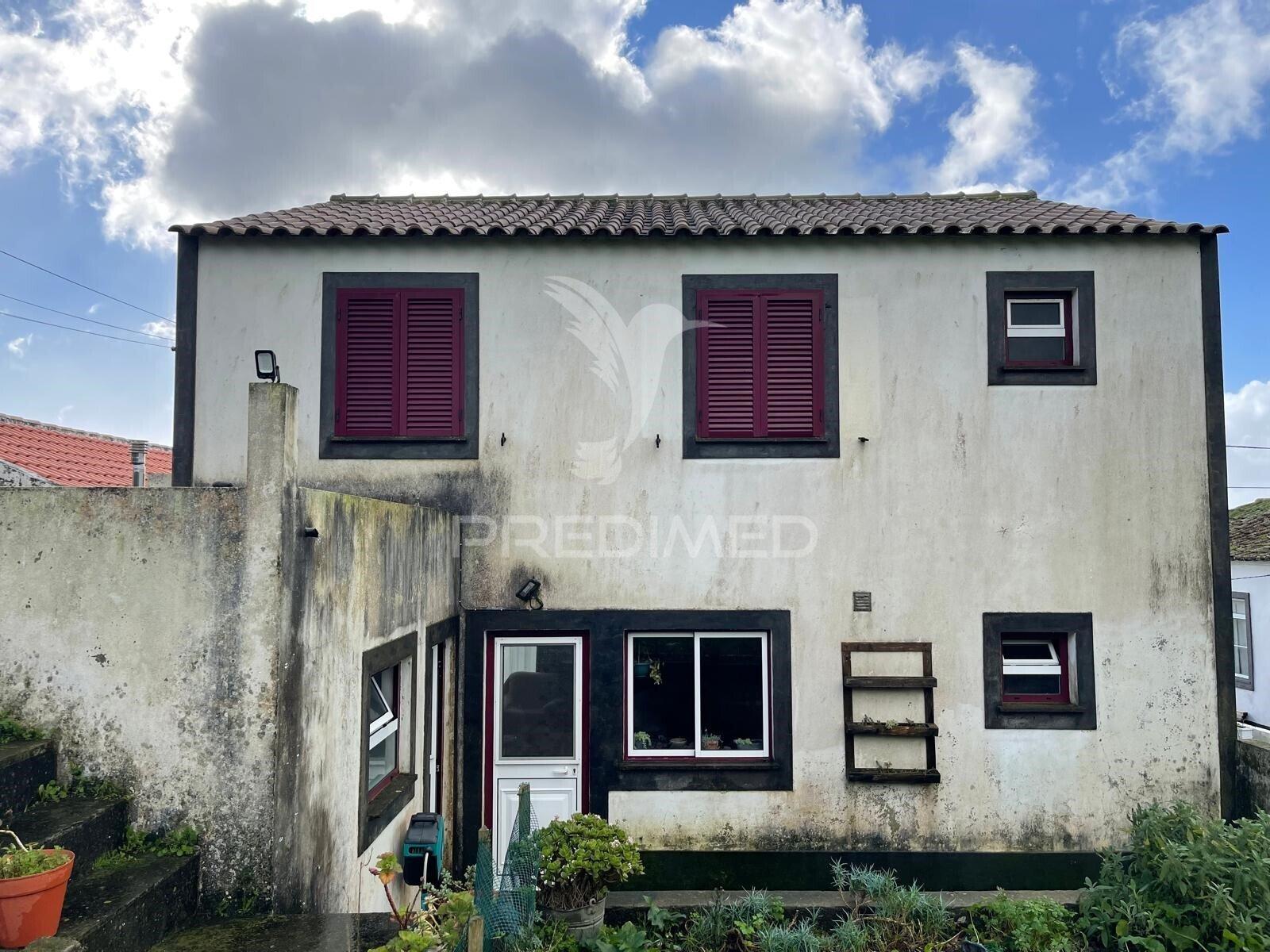 Moradia t4 ampla + loja no r/c — dupla oportunidade em são bartolomeu