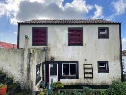 Moradia t4 ampla + loja no r/c — dupla oportunidade em são bartolomeu