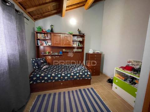 Moradia t4 ampla + loja no r/c — dupla oportunidade em são bartolomeu