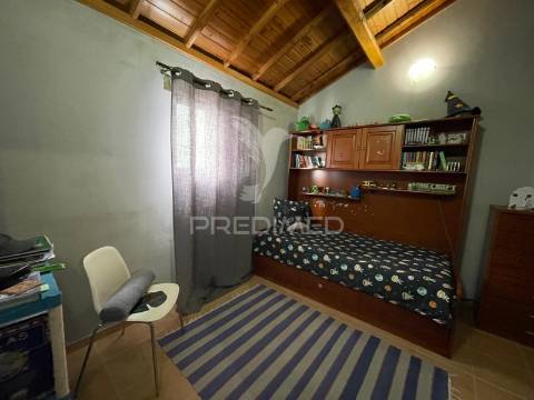 Moradia t4 ampla + loja no r/c — dupla oportunidade em são bartolomeu