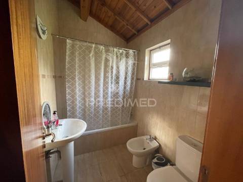 Moradia t4 ampla + loja no r/c — dupla oportunidade em são bartolomeu