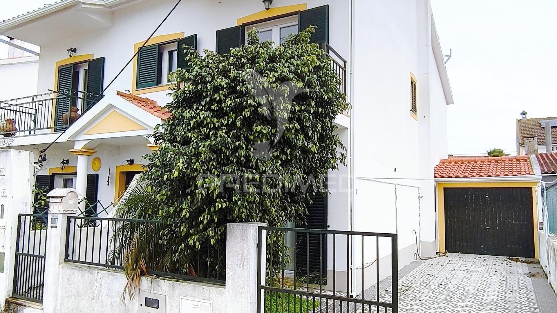 Painéis fotovoltaicos, garagem, churrasqueira