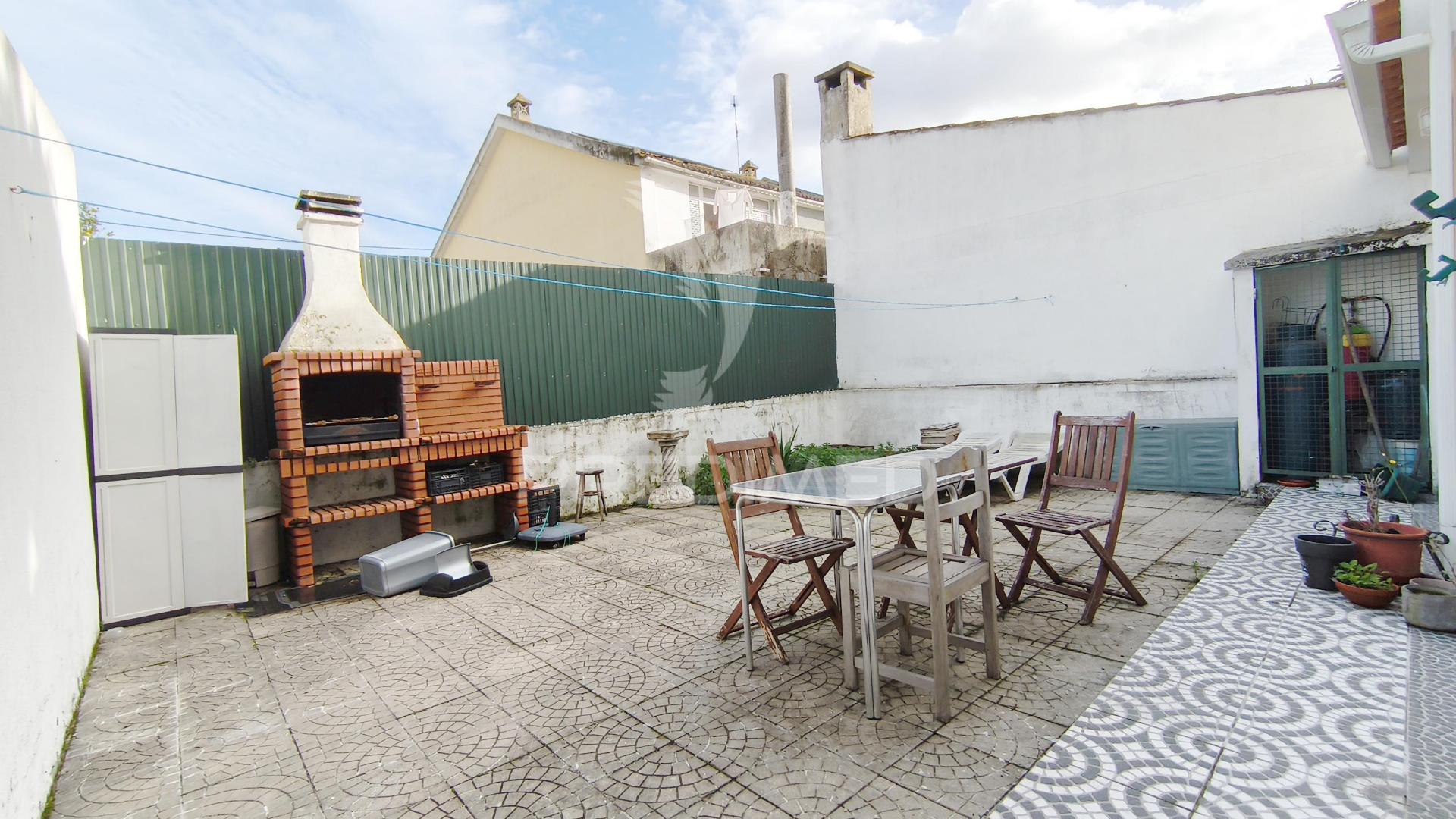 Painéis fotovoltaicos, garagem, churrasqueira