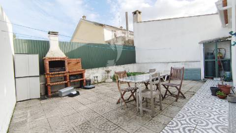 Painéis fotovoltaicos, garagem, churrasqueira