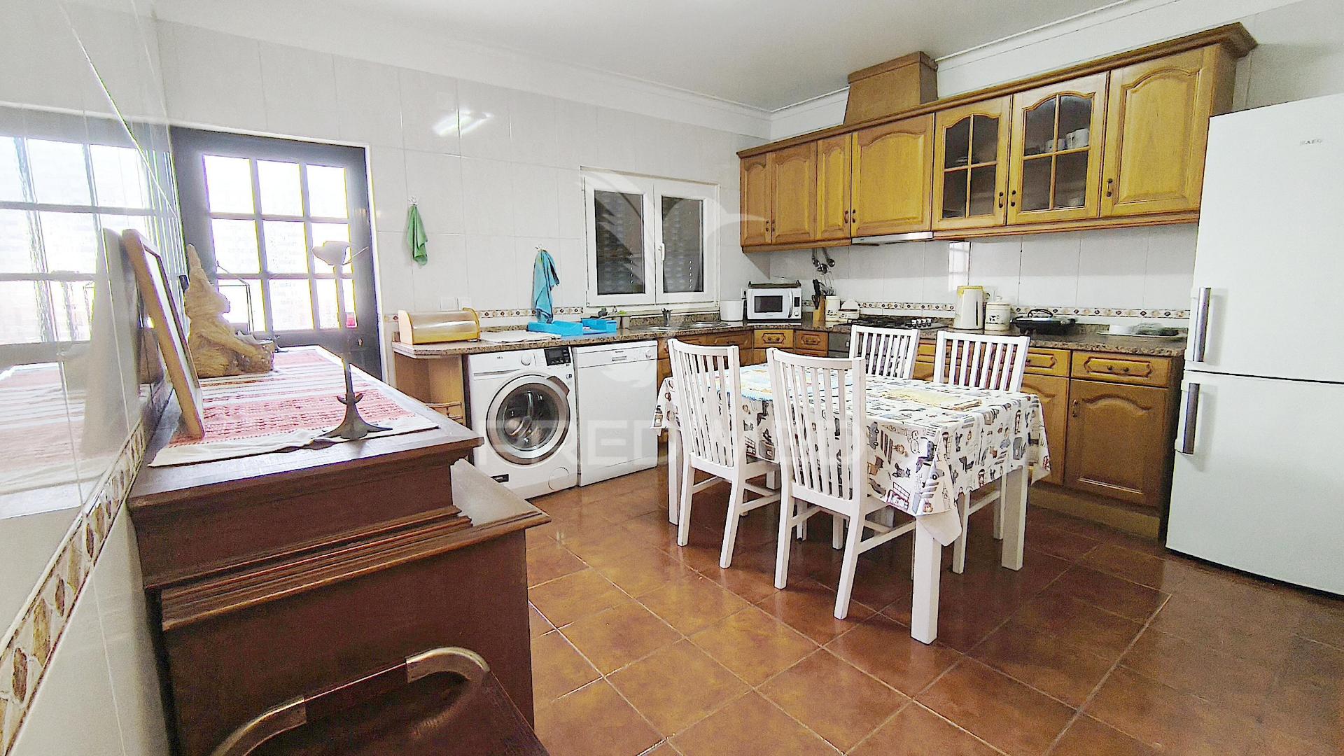 Painéis fotovoltaicos, garagem, churrasqueira