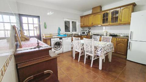 Painéis fotovoltaicos, garagem, churrasqueira