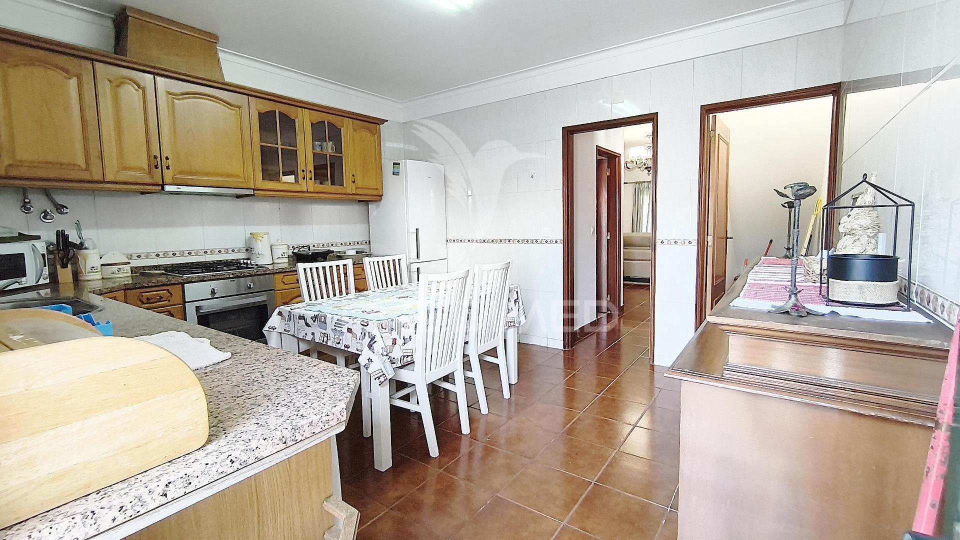 Painéis fotovoltaicos, garagem, churrasqueira