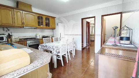 Painéis fotovoltaicos, garagem, churrasqueira