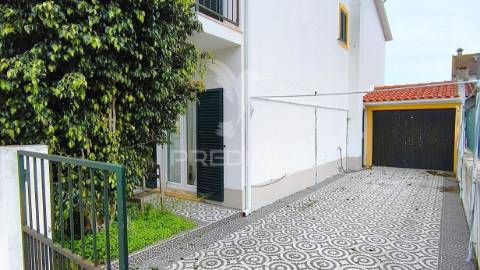 Painéis fotovoltaicos, garagem, churrasqueira