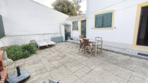 Painéis fotovoltaicos, garagem, churrasqueira