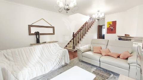 Painéis fotovoltaicos, garagem, churrasqueira