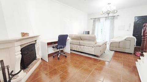 Painéis fotovoltaicos, garagem, churrasqueira