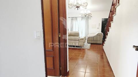 Painéis fotovoltaicos, garagem, churrasqueira