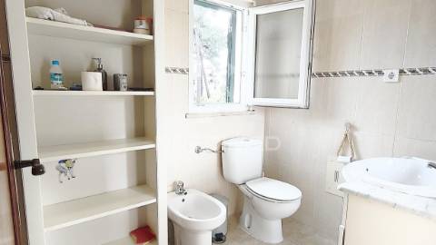 Painéis fotovoltaicos, garagem, churrasqueira