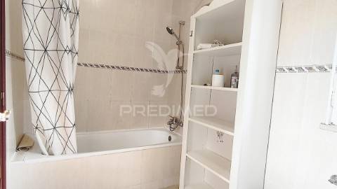 Painéis fotovoltaicos, garagem, churrasqueira