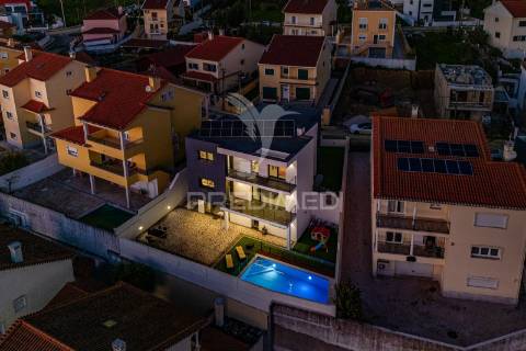 Moradia t5+1 moderna com piscina – são joão dos montes