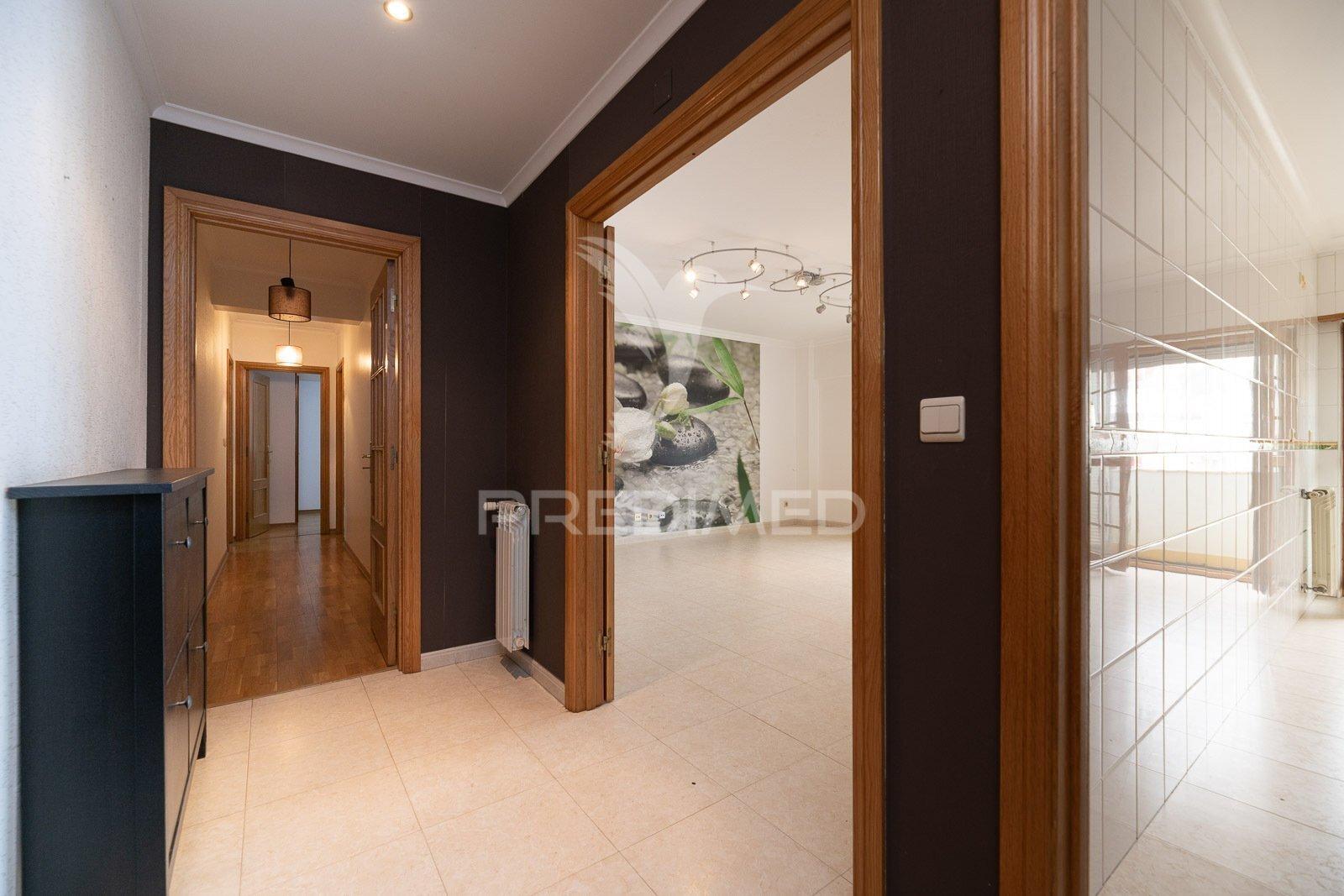 Apartamento t2 com parqueamento e arrecadação - vialonga