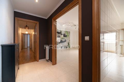 Apartamento t2 com parqueamento e arrecadação - vialonga