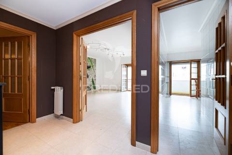 Apartamento t2 com parqueamento e arrecadação - vialonga