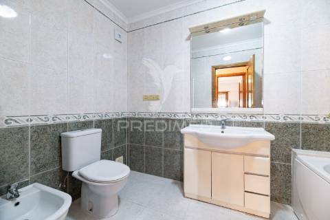 Apartamento t2 com parqueamento e arrecadação - vialonga