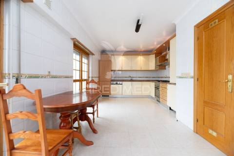 Apartamento t2 com parqueamento e arrecadação - vialonga