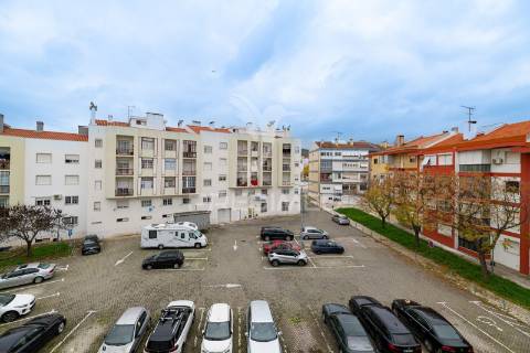 Apartamento t2 com parqueamento e arrecadação - vialonga