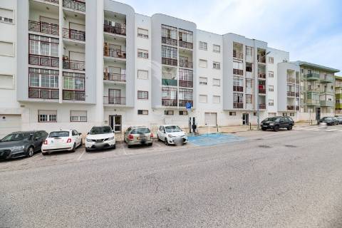 Apartamento t2 com parqueamento e arrecadação - vialonga