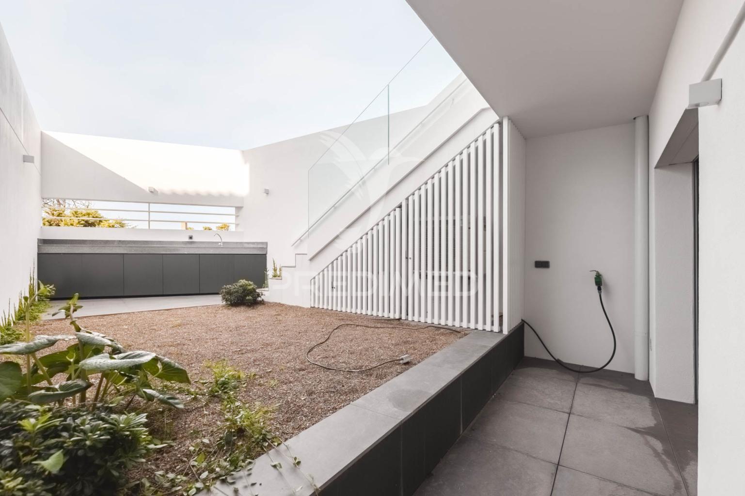 Apartamento t4 vista de mar na praia das maçãs, sintra