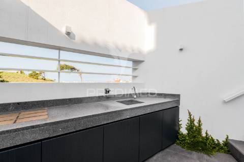 Apartamento t4 vista de mar na praia das maçãs, sintra