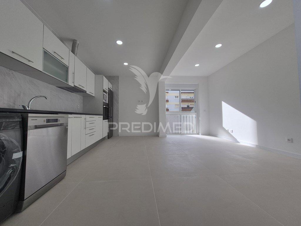 T2 remodelado com elevador em laranjeiro