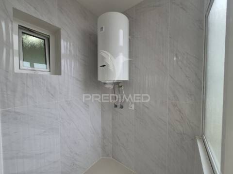 T2 remodelado com elevador em laranjeiro