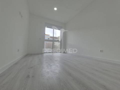 T2 remodelado com elevador em laranjeiro