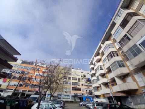 T2 remodelado com elevador em laranjeiro