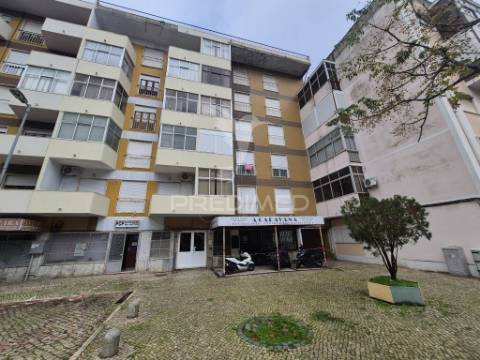 T2 remodelado com elevador em laranjeiro