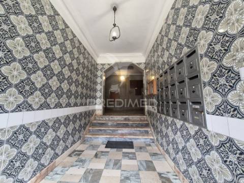 T2 remodelado com elevador em laranjeiro