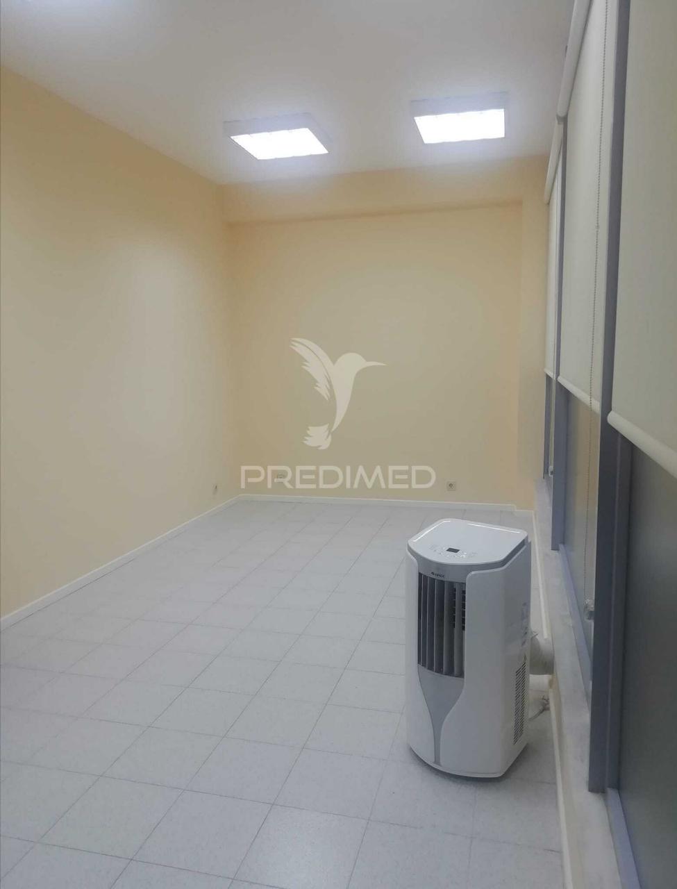 Escritório, remodelado numa das principais avenidas do peso da régua