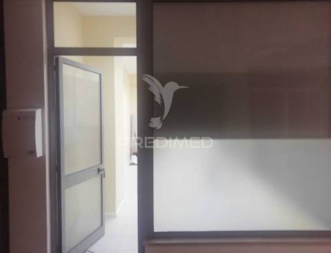 Escritório, remodelado numa das principais avenidas do peso da régua