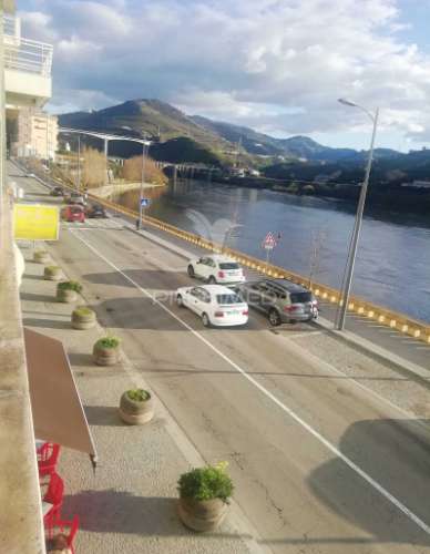 Escritório, remodelado numa das principais avenidas do peso da régua