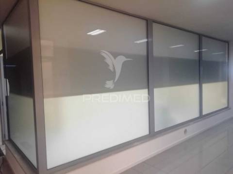 Escritório, remodelado numa das principais avenidas do peso da régua