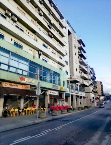 Escritório, remodelado numa das principais avenidas do peso da régua