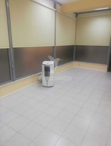 Escritório, remodelado numa das principais avenidas do peso da régua