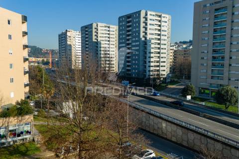 Apartamento t3 para venda na rua dos congregados.
