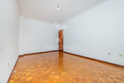 Apartamento t3 para venda na rua dos congregados.