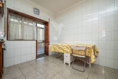 Apartamento t3 para venda na rua dos congregados.