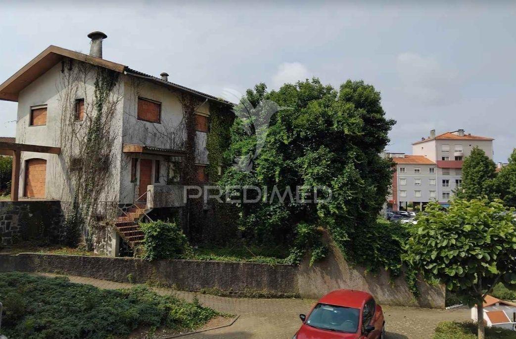 Moradia t4  em albergaria para restaurar