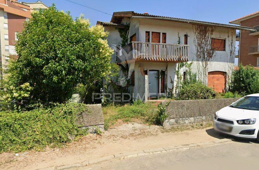 Moradia t4  em albergaria para restaurar